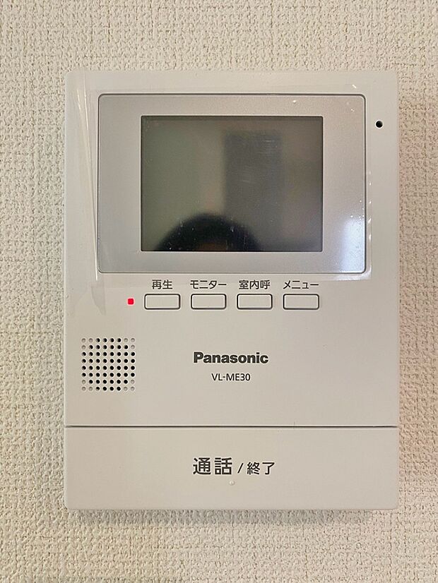 【同仕様写真　TVモニター付インターフォン】奥様やお子さんのみの在宅も安心。ボタンひとつで通話が可能です。
突然の来訪も時間帯に関係なく鮮明な画像で確認することが出来ます。
