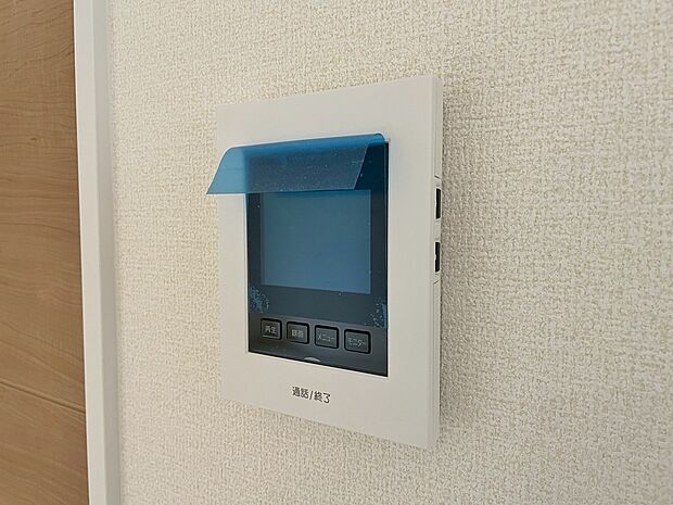 【同仕様写真 TVモニター付インターホン】奥様やお子さんのみの在宅も安心。ボタンひとつで通話が可能です。突然の来訪も時間帯に関係なく鮮明な画像で確認することが出来ます。