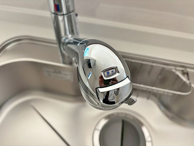 【同仕様写真　浄水器内蔵型水栓】しっかりと塩素を除去。毎日おいしいお水を楽しめます。
塩素によるお野菜のビタミン破壊も抑止出来ます。
