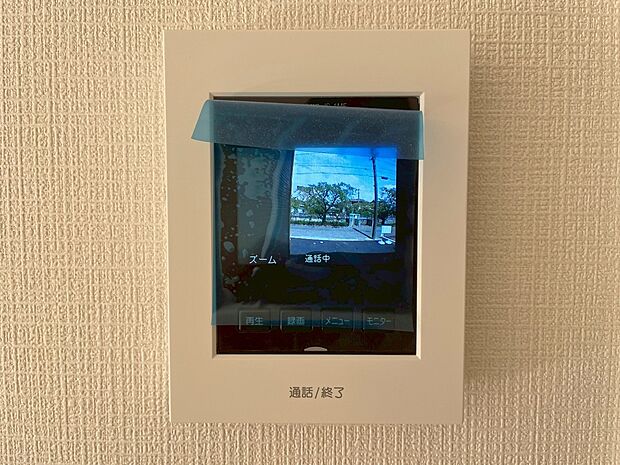 【同仕様写真　ＴＶモニター付インターホン】奥様やお子さんのみの在宅も安心。ボタンひとつで通話が可能です。
突然の来訪も時間帯に関係なく鮮明な画像で確認することが出来ます。
