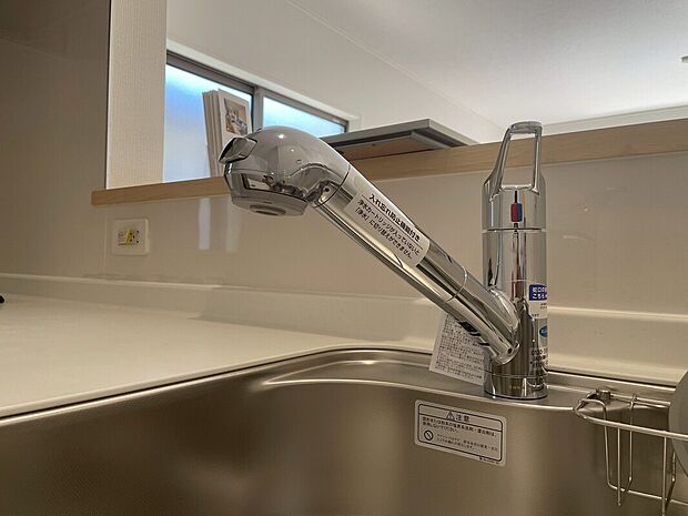 【同仕様写真　浄水器内蔵型水栓】しっかりと塩素を除去。毎日おいしいお水を楽しめます。
塩素によるお野菜のビタミン破壊も抑止出来ます。
