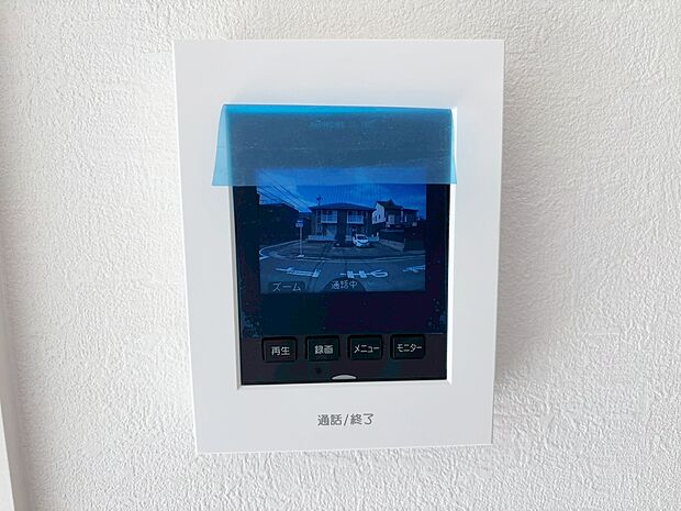 【1号棟　ＴＶモニター付インターホン】奥様やお子さんのみの在宅も安心。ボタンひとつで通話が可能です。
突然の来訪も時間帯に関係なく鮮明な画像で確認することが出来ます。