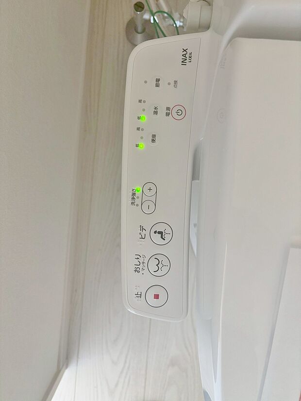 【1号棟　温水洗浄便座】温水での洗浄機能がついておりますので清潔かつ衛生面も安心です。