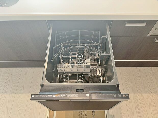 【1号棟　食器洗乾燥機】手間・時間をかけず、効率よく食器類を洗浄♪家事の時間を大幅に短縮出来ます。かつ節水効果にも優れた食洗機を標準装備。スライド式なので場所も取りません。
