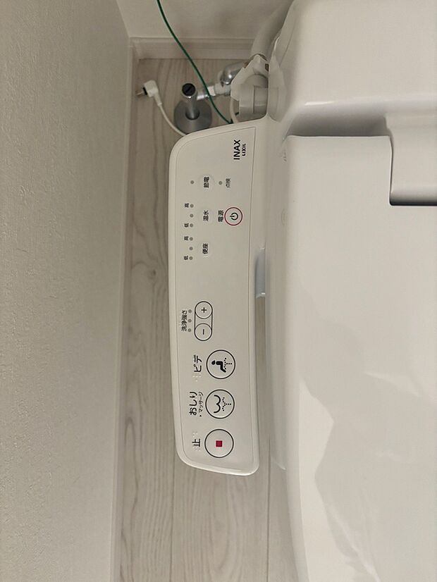 【1号棟　温水洗浄便座】温水での洗浄機能がついておりますので清潔かつ衛生面も安心です。