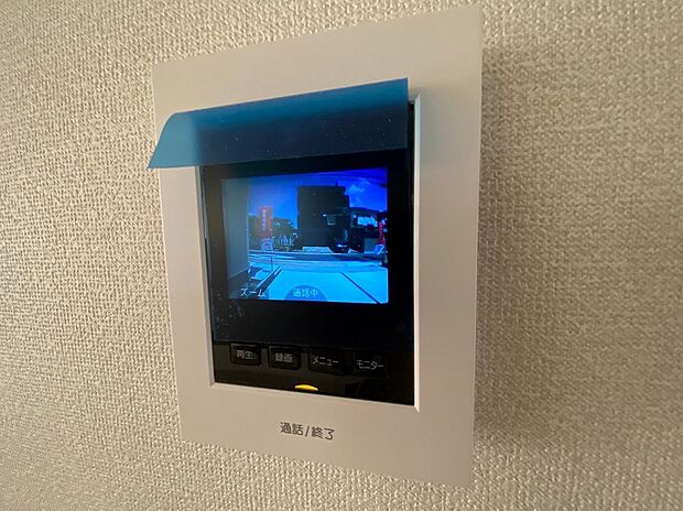 【同仕様写真 TVモニター付インターホン】奥様やお子さんのみの在宅も安心。ボタンひとつで通話が可能です。
突然の来訪も時間帯に関係なく鮮明な画像で確認することが出来ます。