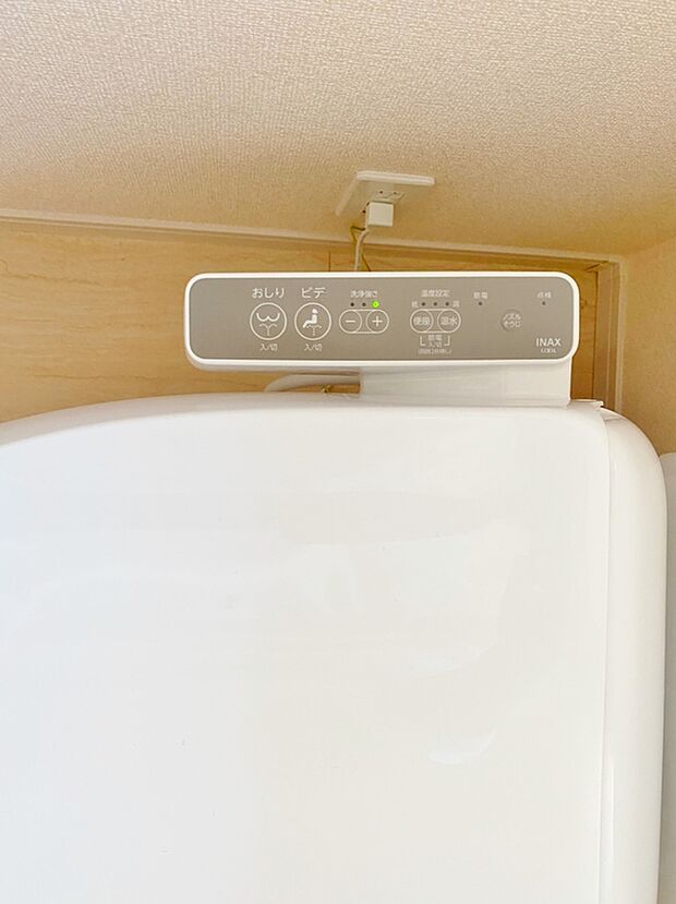 【同仕様写真 温水洗浄便座】温水での洗浄機能がついておりますので清潔かつ衛生面も安心です。