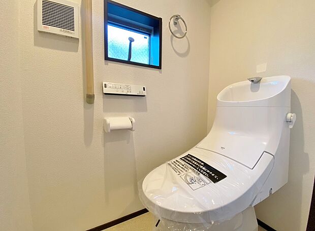 【同仕様写真　■温水洗浄便座■】温水での洗浄機能がついておりますので清潔かつ衛生面も安心です。
