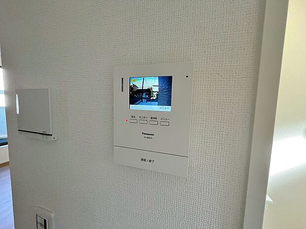 【■1号棟■　ＴＶモニター付インターホン】奥様やお子さんのみの在宅も安心。ボタンひとつで通話が可能です。
突然の来訪も時間帯に関係なく鮮明な画像で確認することが出来ます。