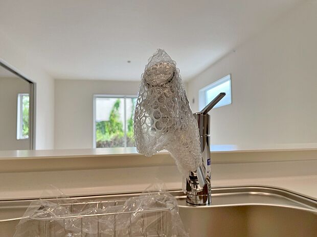 【■1号棟■ 浄水器内蔵型水栓】しっかりと塩素を除去。毎日おいしいお水を楽しめます。
塩素によるお野菜のビタミン破壊も抑止出来ます。