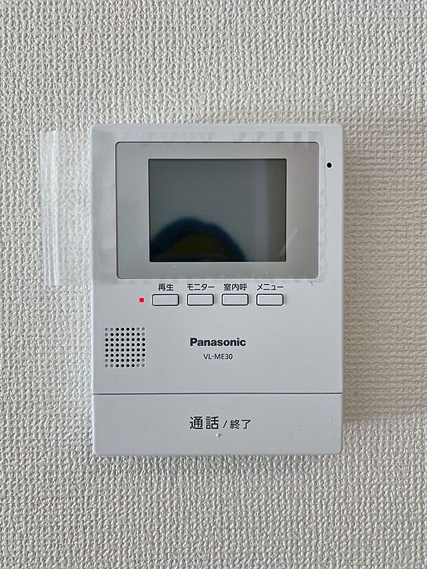 【同仕様写真 TVモニター付インターホン】奥様やお子さんのみの在宅も安心。ボタンひとつで通話が可能です。
突然の来訪も時間帯に関係なく鮮明な画像で確認することが出来ます。