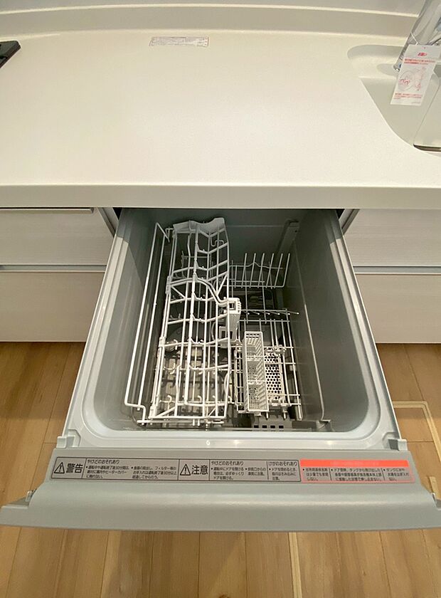 【同仕様写真 食器洗乾燥機】手間・時間をかけず、効率よく食器類を洗浄♪家事の時間を大幅に短縮出来ます。
かつ節水効果にも優れた食洗機を標準装備。スライド式なので場所も取りません。