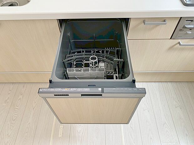 【■1号棟■　食器洗乾燥機】手間・時間をかけず、効率よく食器類を洗浄♪家事の時間を大幅に短縮出来ます。
かつ節水効果にも優れた食洗機を標準装備。スライド式なので場所も取りません。
