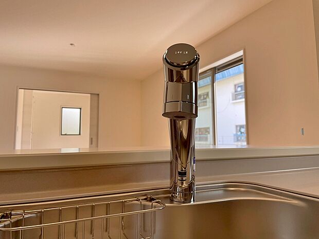 【浄水器内蔵型水栓】しっかりと塩素を除去。毎日おいしいお水を楽しめます。
塩素によるお野菜のビタミン破壊も抑止出来ます。