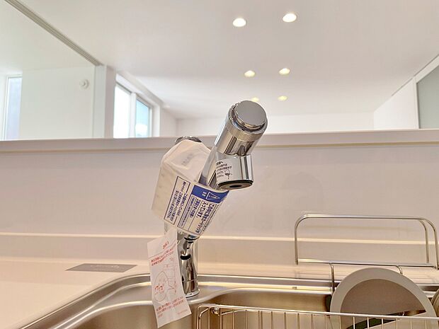 【1号棟　浄水器内蔵型水栓】しっかりと塩素を除去。毎日おいしいお水を楽しめます。
塩素によるお野菜のビタミン破壊も抑止出来ます。