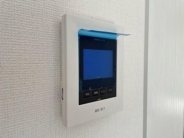 【同仕様写真　TVモニター付インターホン】奥様やお子さんのみの在宅も安心。ボタンひとつで通話が可能です。突然の来訪も時間帯に関係なく鮮明な画像で確認することが出来ます。