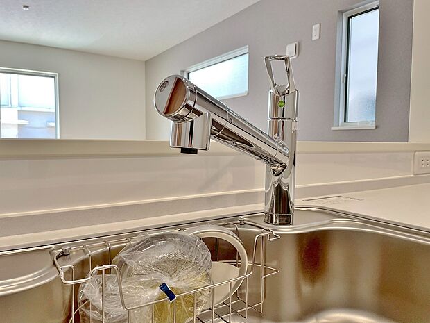 【2号棟　浄水器内蔵型水栓】しっかりと塩素を除去。毎日おいしいお水を楽しめます。塩素によるお野菜のビタミン破壊も抑止出来ます。