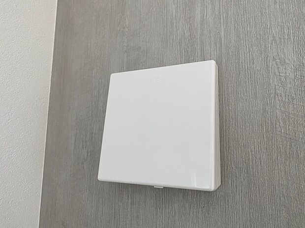 【6号棟 24時間換気システム】お部屋の中の空気を24時間循環・換気するシステムです。きれいな空気を取り入れることができ、カビを発生させる結露や湿気を防ぐことに役立ちます。