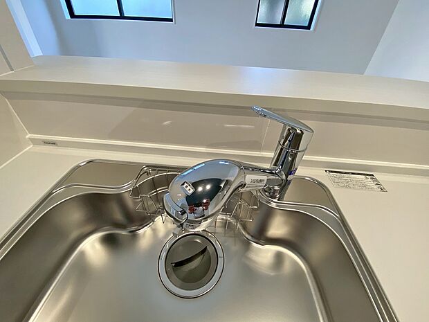 【1号棟　浄水器内蔵型水栓】しっかりと塩素を除去。毎日おいしいお水を楽しめます。塩素によるお野菜のビタミン破壊も抑止出来ます。