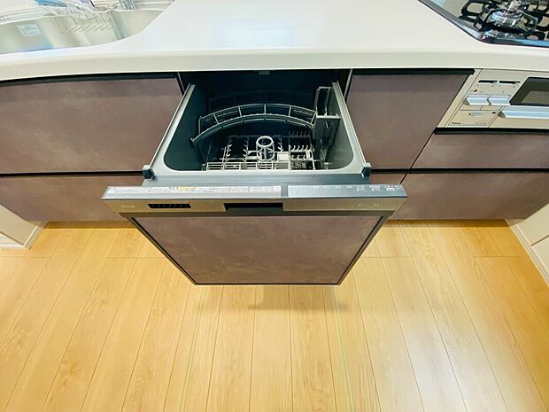 【食器洗乾燥機】食器洗乾燥機付きなので手間・時間をかけず、効率よく食器類を洗浄♪家事の時間を大幅に短縮出来ます。
かつ節水効果にも優れており、スライド式なので場所も取りません。
