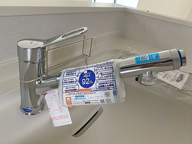 【同仕様写真　浄水器内蔵型水栓】しっかりと塩素を除去。毎日おいしいお水を楽しめます。塩素によるお野菜のビタミン破壊も抑止出来ます。