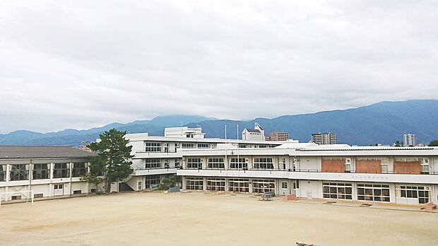 鎌田小学校（約830m）