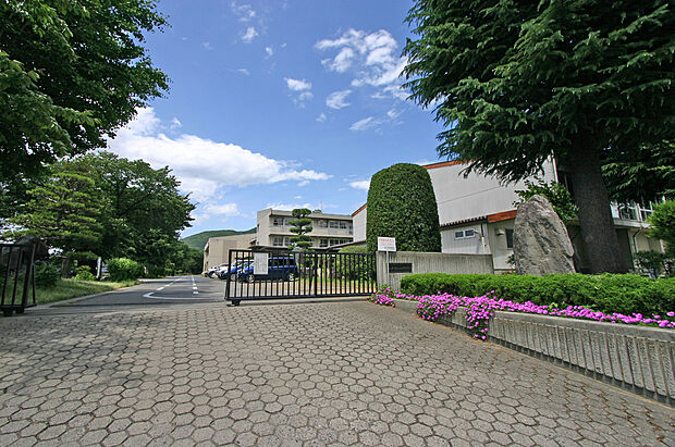 松本市立山辺中学校（約1m）