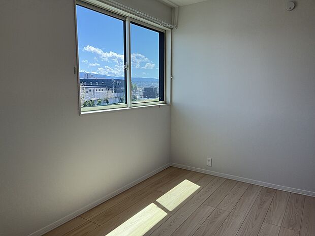 南側の窓から山並みが望めます。
室内（2025年4月）撮影