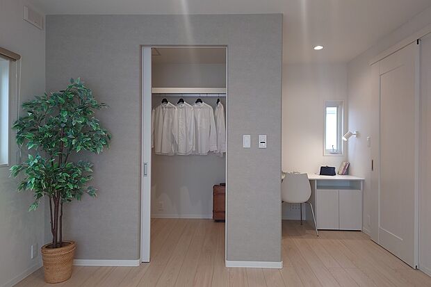 【15号地】【主寝室】
書斎カウンター採用。おやすみ前に「趣味を楽しむ自分だけの時間」を満喫できます
現地(2024年3月)撮影