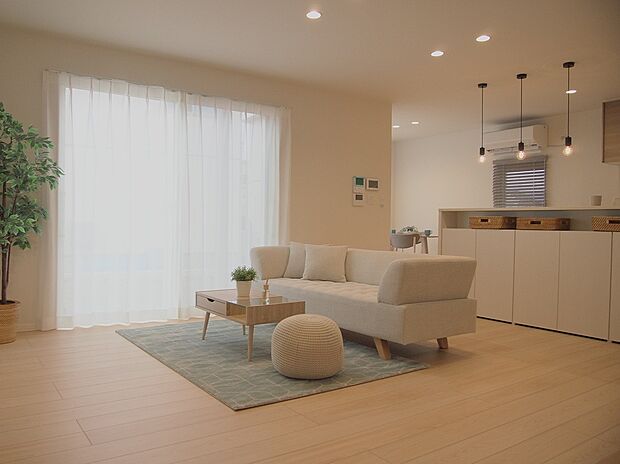 【15号地】【LDK】
南側の窓からやわらかい陽が差し込むLDK。
室内(2024年3月)撮影