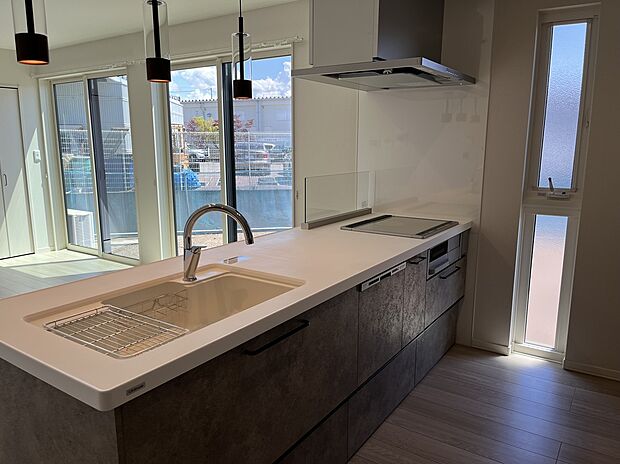 【キッチン】キッチンからLDK全体が見渡せる間取り。フルオープンタイプ採用ですっきりとした印象に。室内（2025年4月）撮影