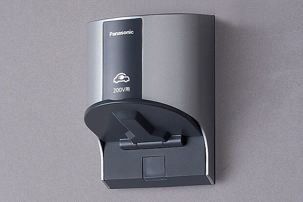 【電気自動車用コンセント】(1)電気自動車の充電を自宅で行うこれからの生活。
(2)これから当たり前になる電気自動車の生活に備える。
(2)ソーラーの電力で自動車を充電できて経済的。
※写真はイメージです。