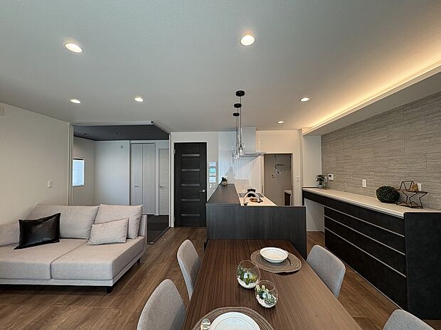 【LDK】LDK+畳スペースがつながったオープンな間取りで、ご家族とのコミュニケーションが広がる快適空間。居室にはレースカーテンまたはブラインド付き。
【4号棟】室内(2025年7月)撮影