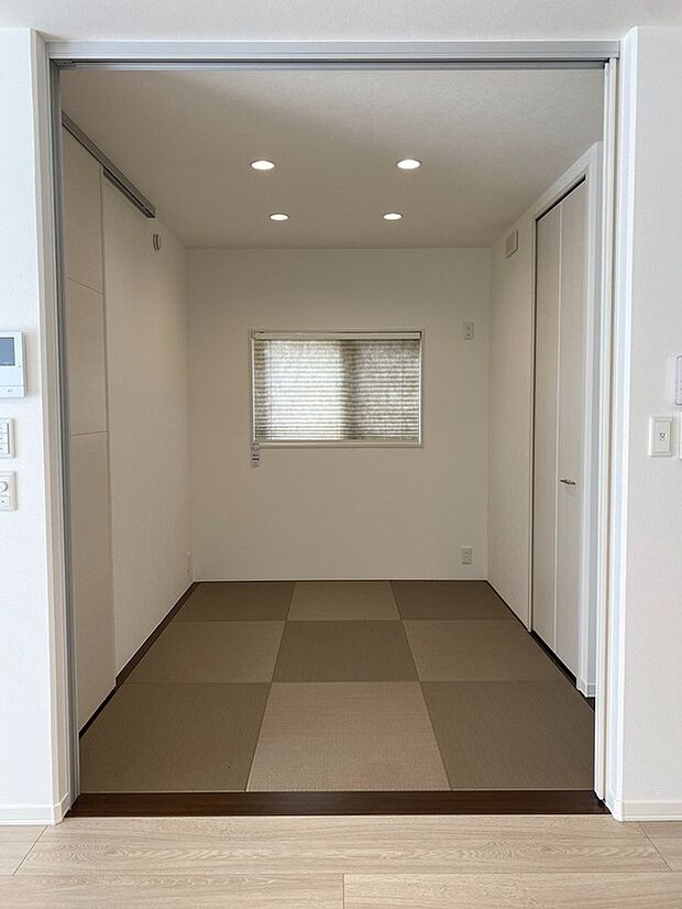 【リビング脇の畳スペース】リビングに隣接した畳スペース。
フローリングのお部屋のインテリアとなじむようデザインされています。
3号地◆和室(2025年10月)撮影