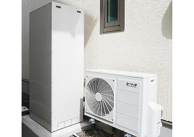 【エコキュート（Co2ヒートポンプ給湯器）】コンプレッサーで大気の熱をくみ上げて給湯の
熱をつくるヒートポンプシステムを利用した
給湯器です。貯湯式で格安な深夜電力を有効
に利用できます。