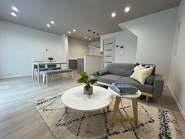 〈3号〉
【リビング】リビングからもキッチンの様子をうかがえます。
内観(2024年2月撮影)