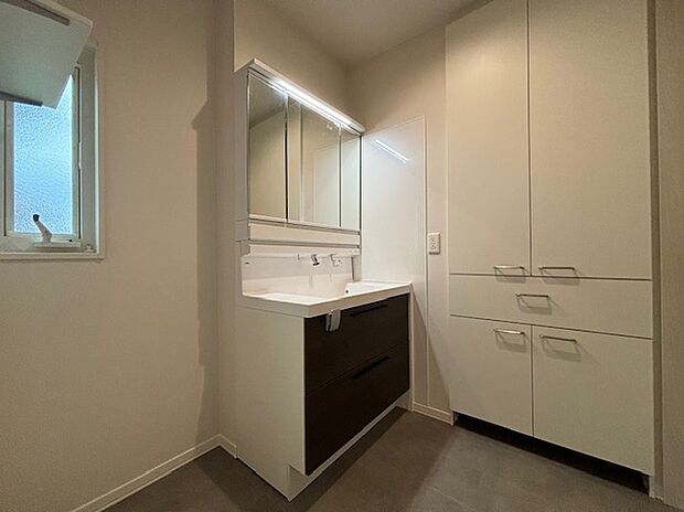 【洗面所】収納たっぷりの洗面所。
タオルや洗剤のストックもしまえます。内観（2024年10月）撮影