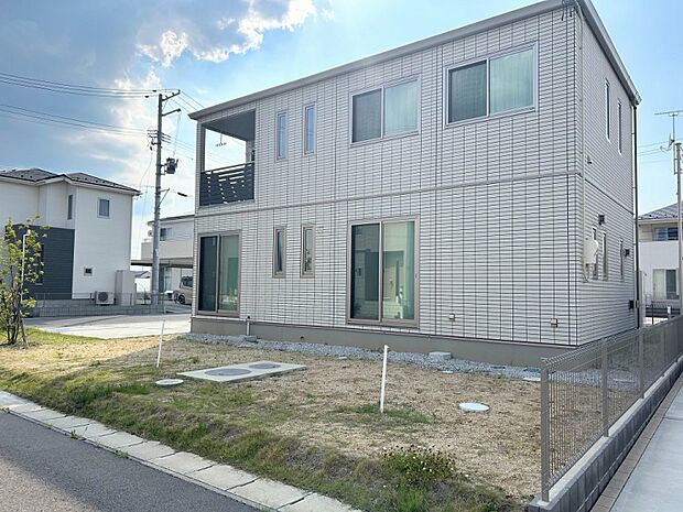 G棟外観/明るいホワイトの外壁を採用。南向きの角地でお庭も広くガーデニング等にも最適です。(2025年7月撮影)