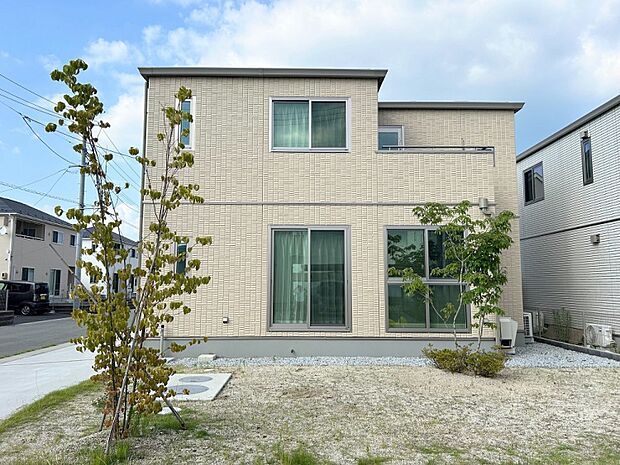 H棟外観/落ち着いたベージュの外壁。LDKの大開口が良く映える外観に仕上げています。(2025年7月撮影)