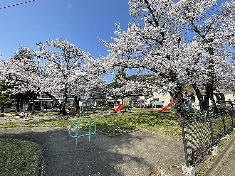 分譲地から徒歩2分の小佐野東公園。春には桜が咲く身近なお花見スポットです。(2024年4月撮影)