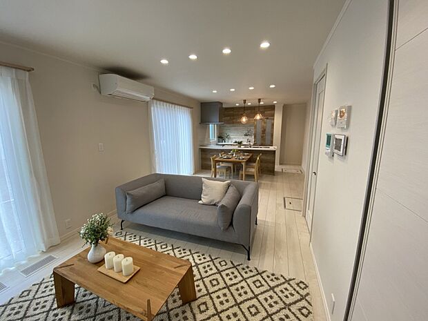 白を基調とした内装に木目をアクセントに採用したゆったりとくつろげる空間(2025年月11撮影)