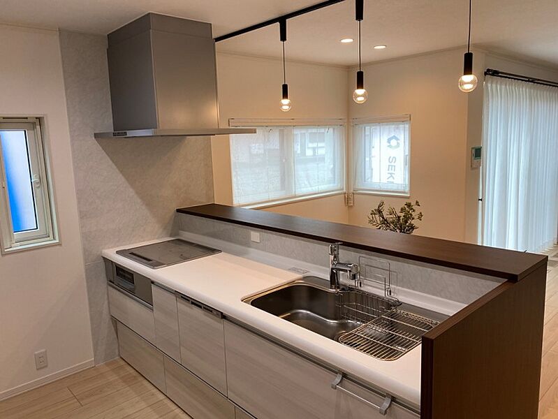 A棟キッチン（2023年11月撮影）／人口大理石とステンレスのキッチンで清潔感を保ちます。