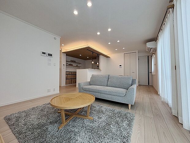 A棟リビング/ペンダントライトがアクセントのモダンな印象のリビング。(2025年8月撮影)