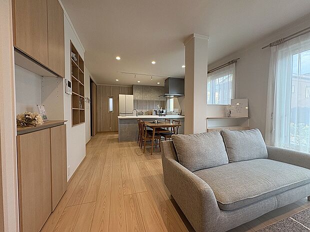 18.9帖のLDKはオープンなカウンターでダイニングと仕切りつつも奥行きを感じさせる空間。(A棟)