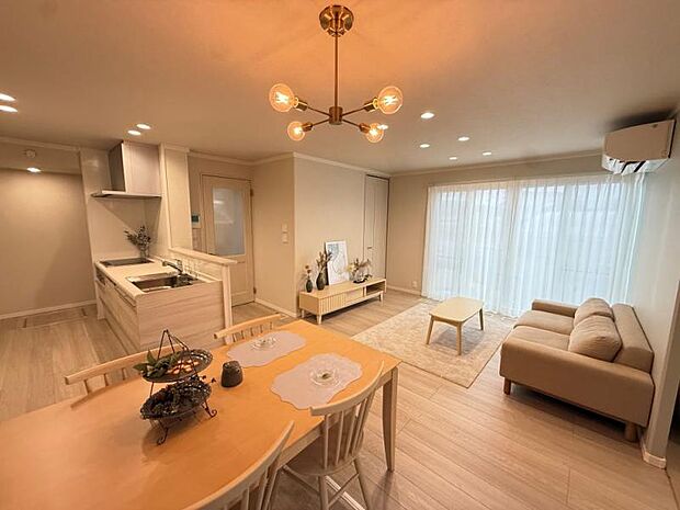 大きな窓からの自然光がたっぷりと差し込み、明るく開放的な空間（2026年1月撮影）