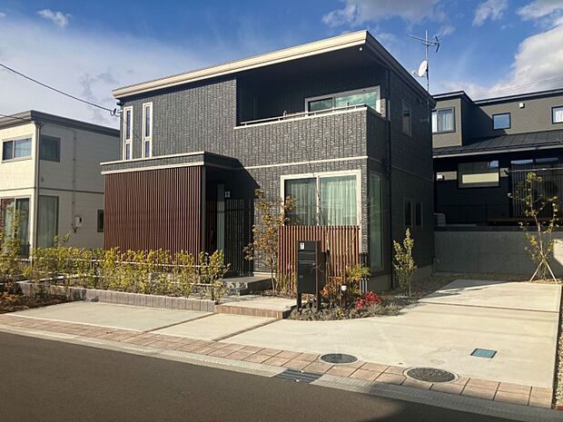 B棟外観/玄関の縦格子が道路側の視線を遮るとともに建物の外観を整えてくれます。(2025年11月撮影)