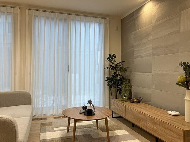 B棟リビング／ゆったりと落ち着いた雰囲気のリビング（2025年7月撮影）