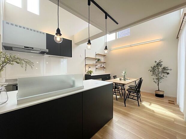 C棟リビング/吹き抜けから光か注ぐダイニングキッチン(2025年6月撮影)