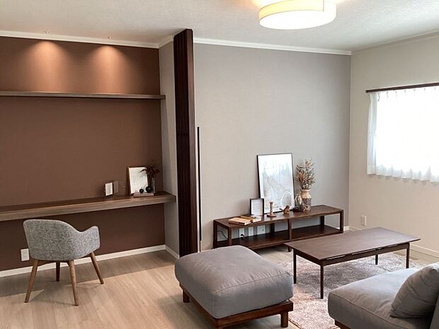 リビング／光を取り入れた明るいリビング、落ち着いたスタディスペースで家族が自然と集まる空間になっております。（2025年7月撮影）