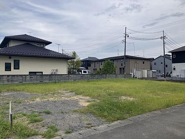 区画: 1／隣接する住宅とも距離がとられており、静かで落ち着いた暮らしを叶える分譲地です！（西から撮影）／2025年9月撮影